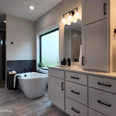 Bath - 2412 Dutton Cir SE, Mandan, ND 58554 photo 2 of 12