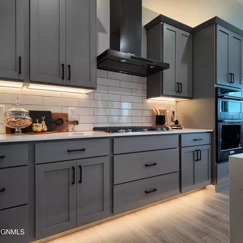 Kitchen - 2412 Dutton Cir SE, Mandan, ND 58554 photo 4 of 8