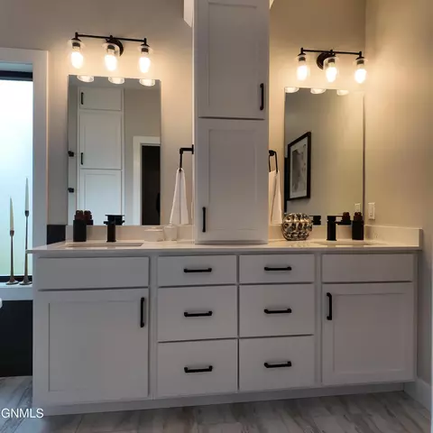 Bath - 2412 Dutton Cir SE, Mandan, ND 58554 photo 1 of 12