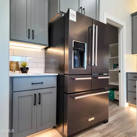 Kitchen - 2412 Dutton Cir SE, Mandan, ND 58554 photo 5 of 8