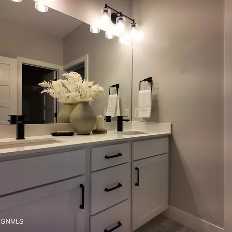 Bath - 2412 Dutton Cir SE, Mandan, ND 58554 photo 9 of 12