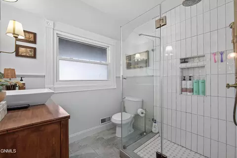 Bath - 811 1st Ave E, Williston, ND 58801 photo 3 of 6