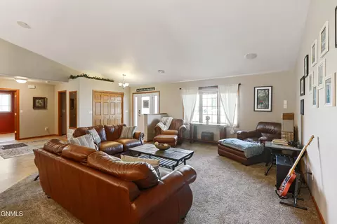Living - 1525 Creekside Dr W, Williston, ND 58801 photo 4 of 6