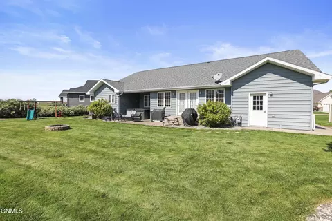Exterior - 1525 Creekside Dr W, Williston, ND 58801 photo 4 of 7