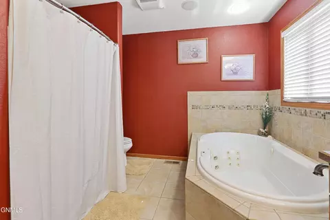 Bath - 1525 Creekside Dr W, Williston, ND 58801 photo 3 of 4