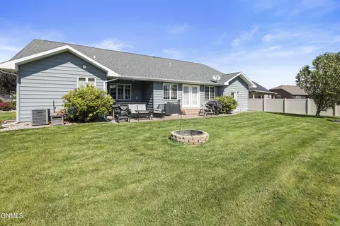 Exterior - 1525 Creekside Dr W, Williston, ND 58801 photo 5 of 7