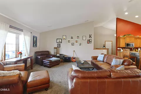 Living - 1525 Creekside Dr W, Williston, ND 58801 photo 2 of 6