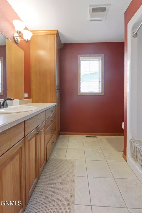 Bath - 1525 Creekside Dr W, Williston, ND 58801 photo 2 of 4