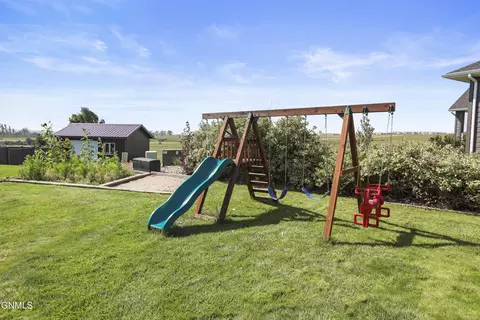 Exterior - 1525 Creekside Dr W, Williston, ND 58801 photo 6 of 7
