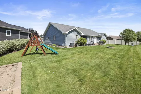 Exterior - 1525 Creekside Dr W, Williston, ND 58801 photo 7 of 7