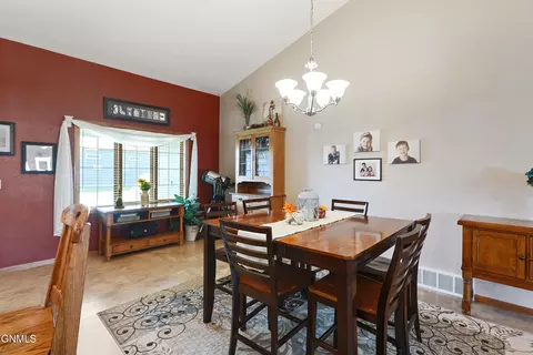 Dining - 1525 Creekside Dr W, Williston, ND 58801 photo 2 of 4