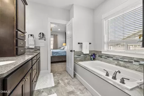 Bath - 603 Wyatt St, Williston, ND 58801 photo 3 of 4