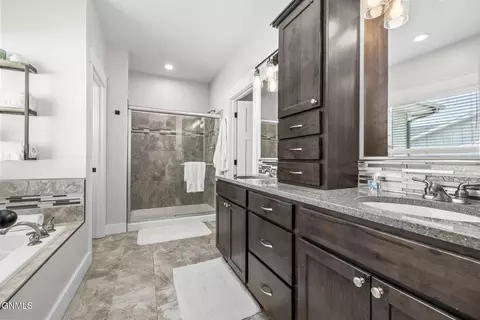 Bath - 603 Wyatt St, Williston, ND 58801 photo 2 of 4