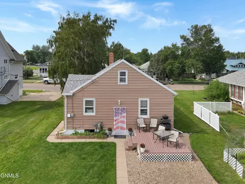 Exterior - 408 Washington Ave, Williston, ND 58801 photo 1 of 3