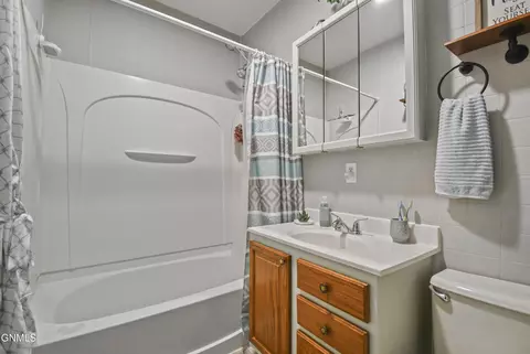 Bath - 408 Washington Ave, Williston, ND 58801 photo 1 of 2
