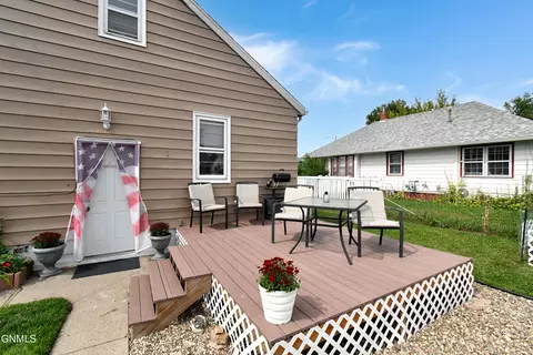 Exterior - 408 Washington Ave, Williston, ND 58801 photo 2 of 3