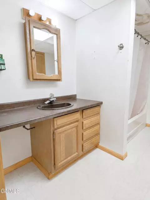 Bath - 2114 8th Ave E, Williston, ND 58801 photo 1 of 3