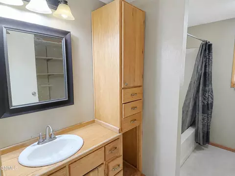 Bath - 2114 8th Ave E, Williston, ND 58801 photo 2 of 3
