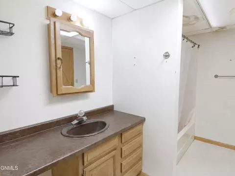 Bath - 2114 8th Ave E, Williston, ND 58801 photo 3 of 3