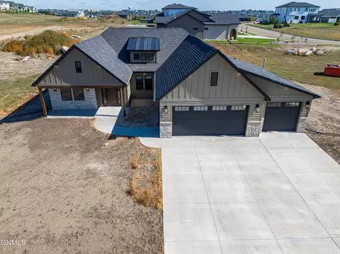 4113 Clairmont Rd, Bismarck, ND 58503