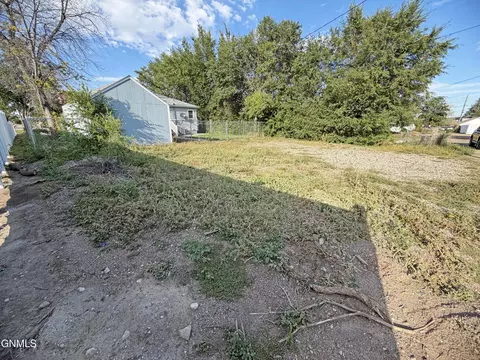 Exterior - 519 W Highland Dr, Williston, ND 58801 photo 4 of 4