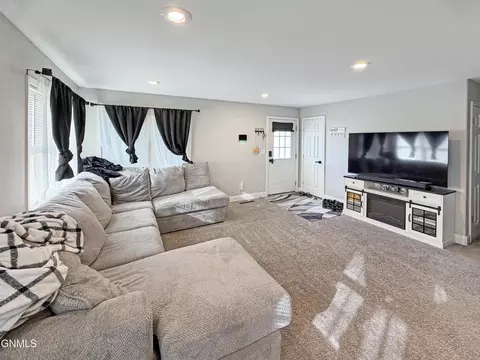 Living - 519 W Highland Dr, Williston, ND 58801 photo 2 of 3