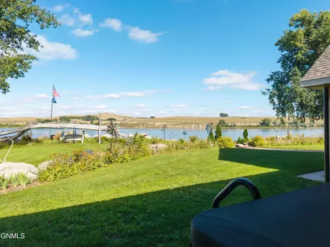 Exterior - 3228 River Dr N, Mandan, ND 58554 photo 16 of 18