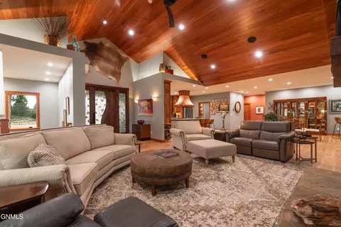 Living - 3228 River Dr N, Mandan, ND 58554 photo 2 of 3
