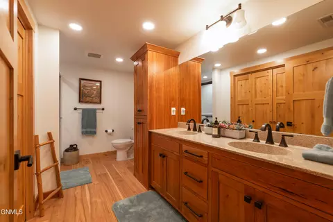 Bath - 3228 River Dr N, Mandan, ND 58554 photo 4 of 4