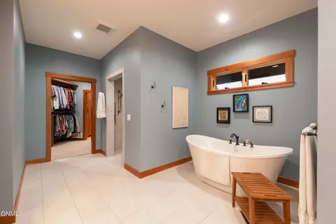 Bath - 3228 River Dr N, Mandan, ND 58554 photo 1 of 4