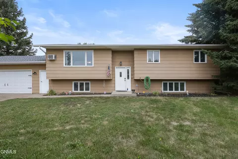 5005 Highland Rd NW, Mandan, ND 58554