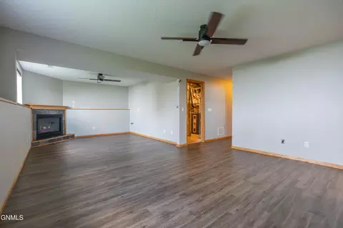Living - 910 20th St SE, Mandan, ND 58554 photo 3 of 5