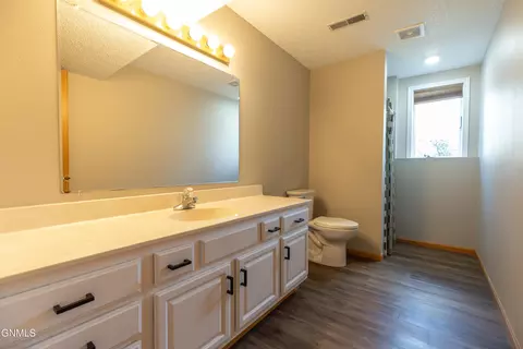 Bath - 910 20th St SE, Mandan, ND 58554 photo 2 of 3