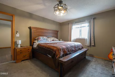 Bedroom - 910 20th St SE, Mandan, ND 58554 photo 6 of 10