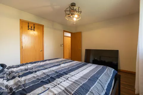 Bedroom - 910 20th St SE, Mandan, ND 58554 photo 3 of 10