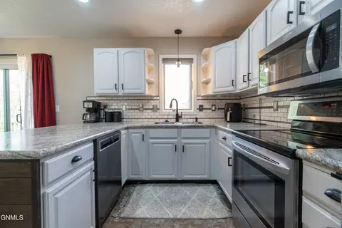 Kitchen - 910 20th St SE, Mandan, ND 58554 photo 2 of 4