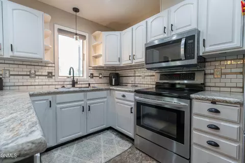 Kitchen - 910 20th St SE, Mandan, ND 58554 photo 3 of 4