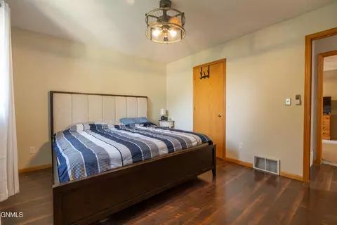 Bedroom - 910 20th St SE, Mandan, ND 58554 photo 2 of 10