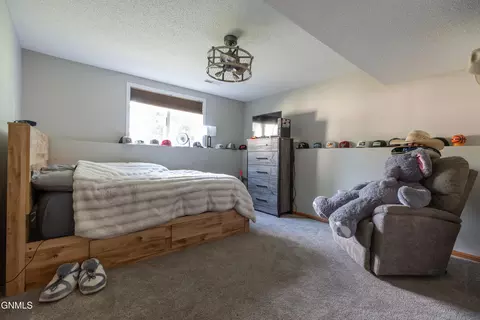 Bedroom - 910 20th St SE, Mandan, ND 58554 photo 8 of 10