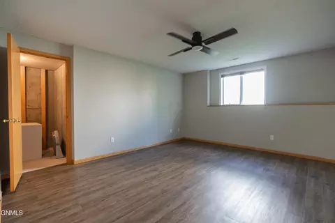Bedroom - 910 20th St SE, Mandan, ND 58554 photo 7 of 10
