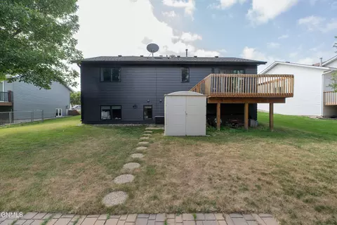 Exterior - 910 20th St SE, Mandan, ND 58554 photo 6 of 7