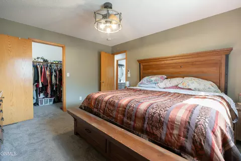 Bedroom - 910 20th St SE, Mandan, ND 58554 photo 5 of 10