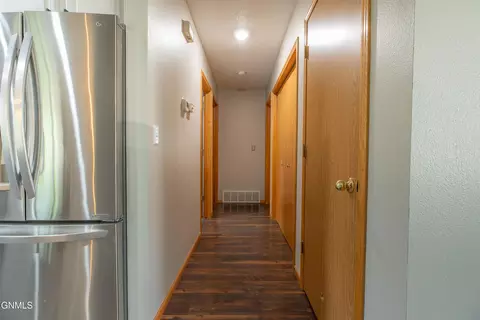 Entry Way - 910 20th St SE, Mandan, ND 58554 photo 2 of 3