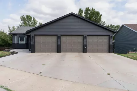 Exterior - 910 20th St SE, Mandan, ND 58554 photo 2 of 7