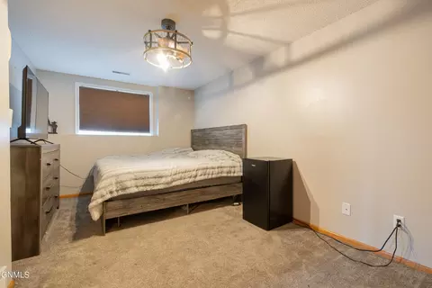 Bedroom - 910 20th St SE, Mandan, ND 58554 photo 9 of 10