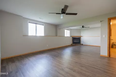 Living - 910 20th St SE, Mandan, ND 58554 photo 2 of 5