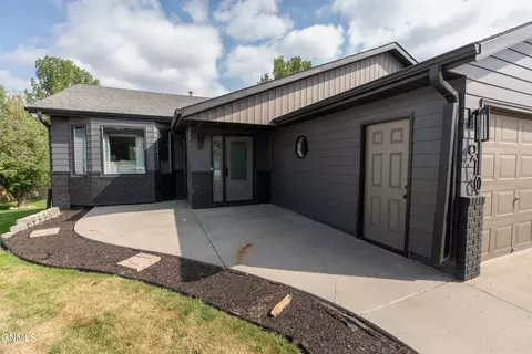 Exterior - 910 20th St SE, Mandan, ND 58554 photo 4 of 7