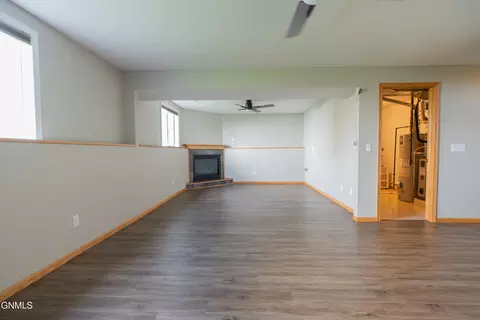 Living - 910 20th St SE, Mandan, ND 58554 photo 5 of 5