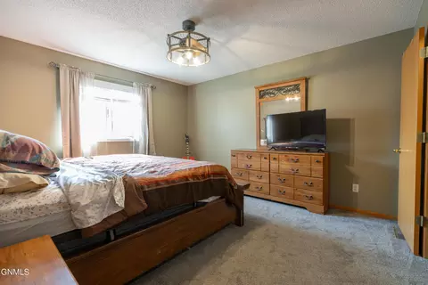 Bedroom - 910 20th St SE, Mandan, ND 58554 photo 4 of 10