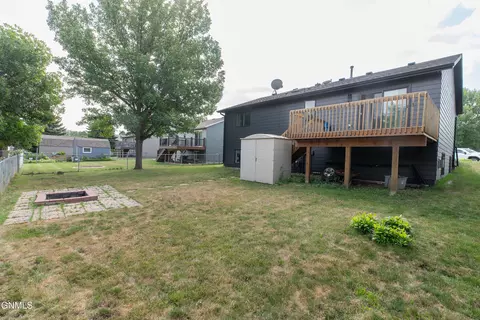 Exterior - 910 20th St SE, Mandan, ND 58554 photo 5 of 7